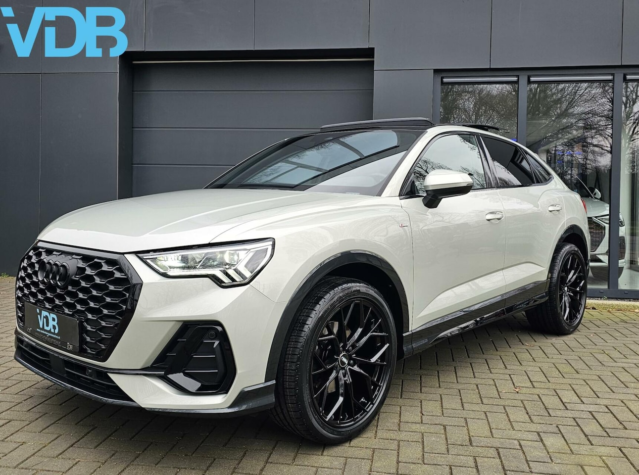 Audi Q3 Sportback - 35 TFSI S-Line BLACK STYLE TAUSSLIVE PANO - AutoWereld.nl