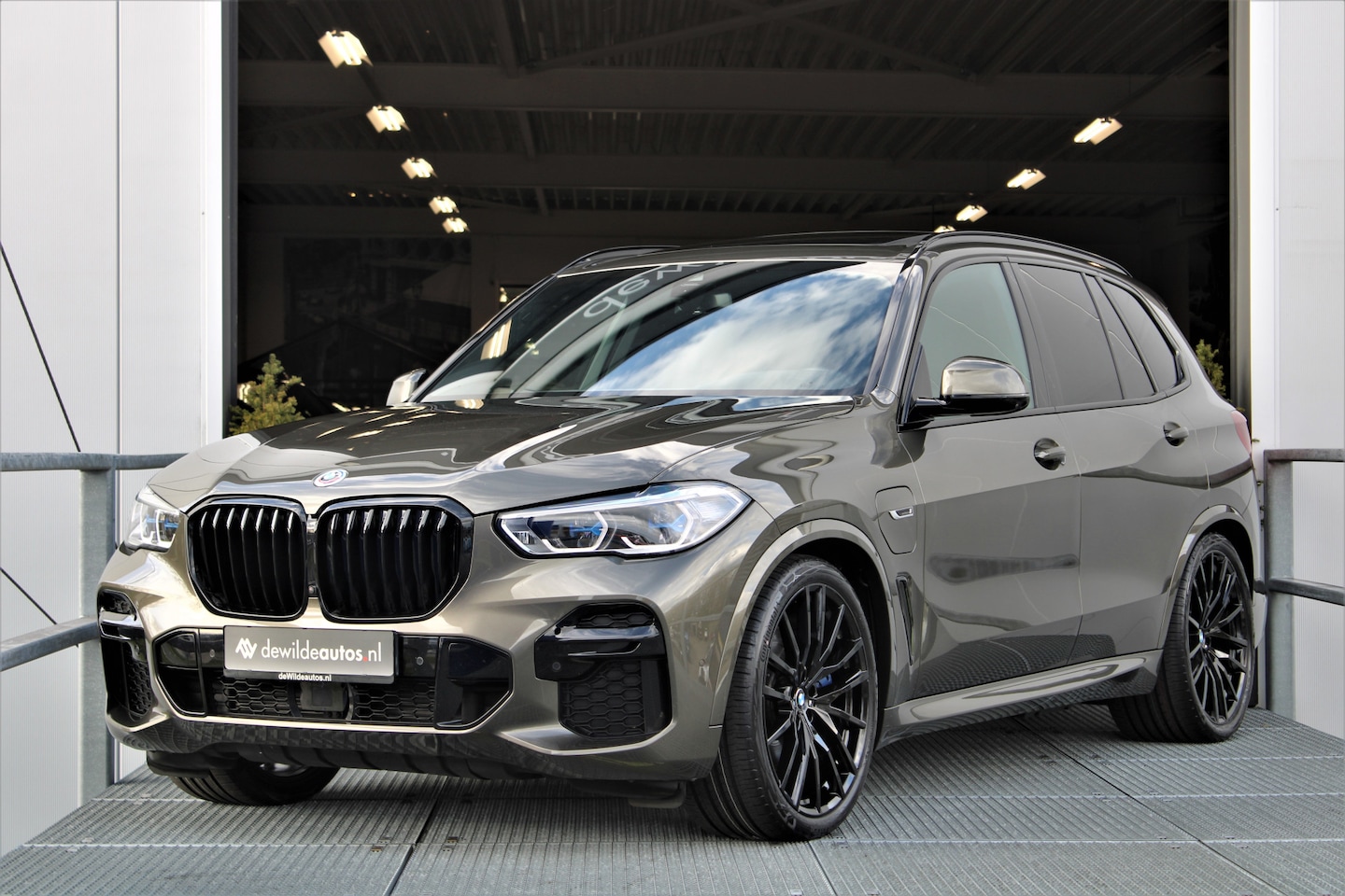 BMW X5 - xDrive45e M-sport 394pk Manhattan Pano 4-wielsturing 22-inch Head-up Laser Kristalpook - AutoWereld.nl