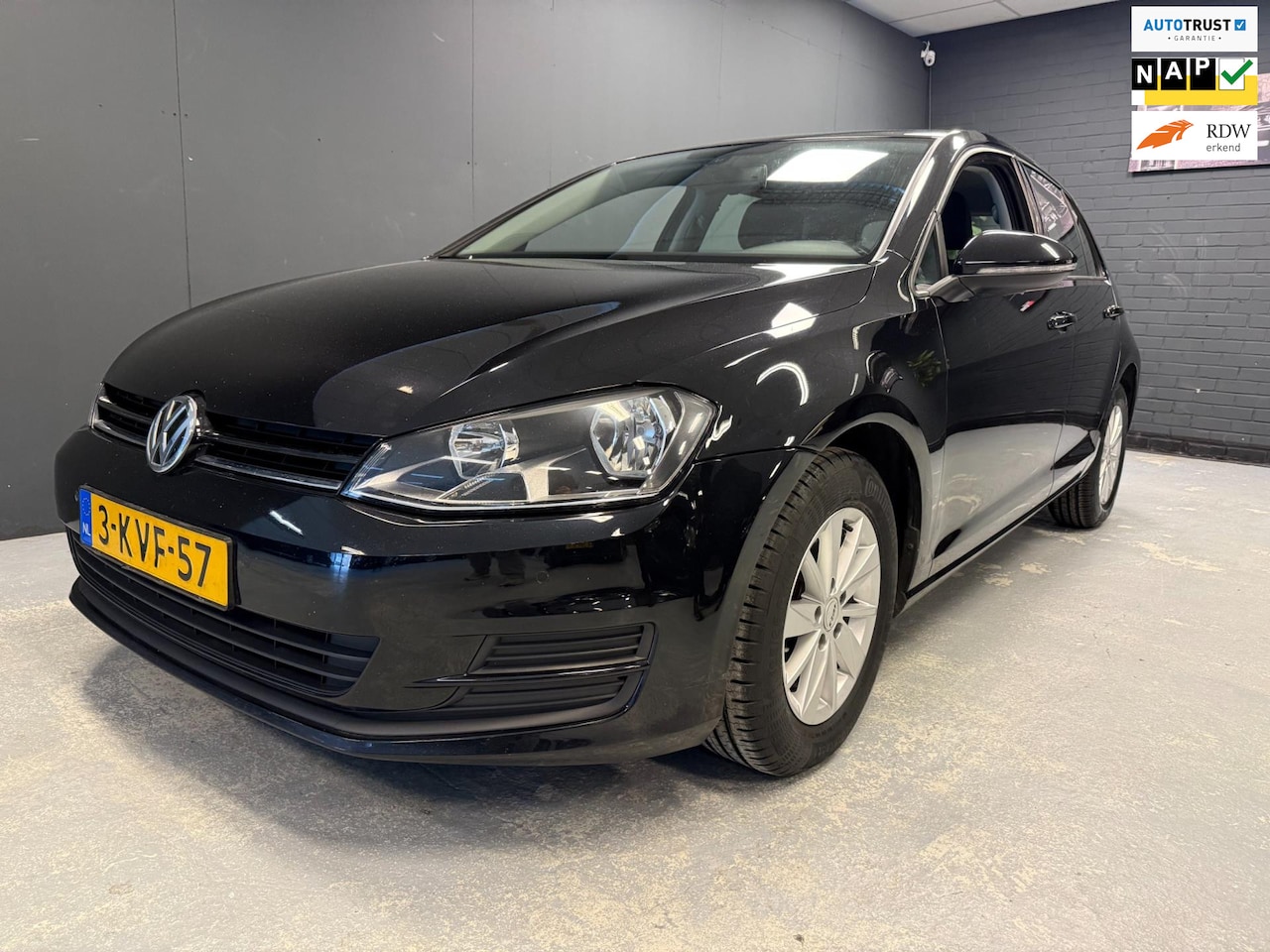 Volkswagen Golf - 1.6 TDI Navi Parkeer V+A DSG 1e eigennaar - AutoWereld.nl