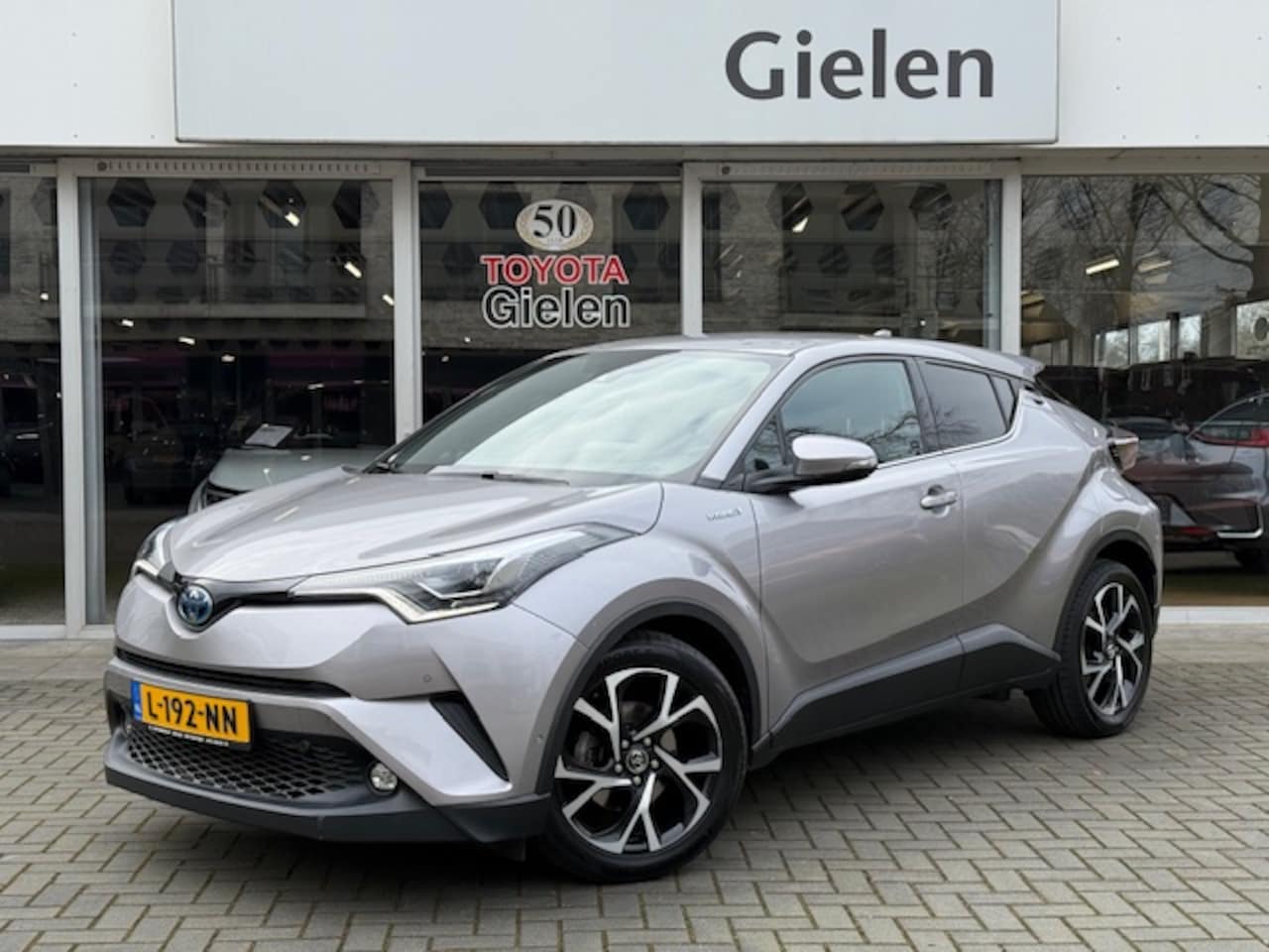 Toyota C-HR - 1.8 Hybrid Style | Dodehoekherkenning, Parkeersensoren, Navigatie, Stoel + Stuurverwarming - AutoWereld.nl