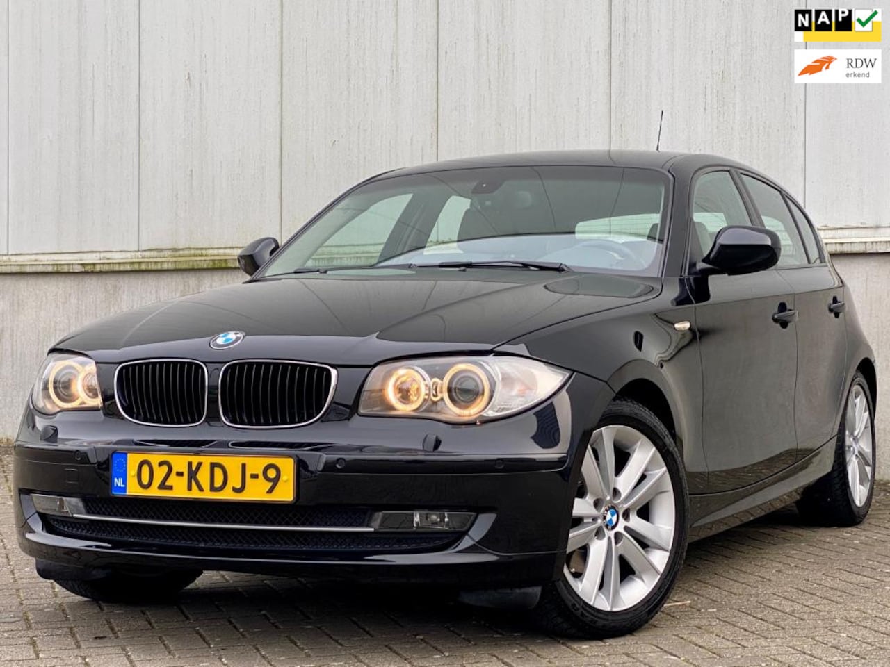 BMW 1-serie - 120i Business Line NAP I 1e EIGENAAR I NAVI I AUTOMAAT I LEER I STOEL- STUUR VERWARMING I - AutoWereld.nl