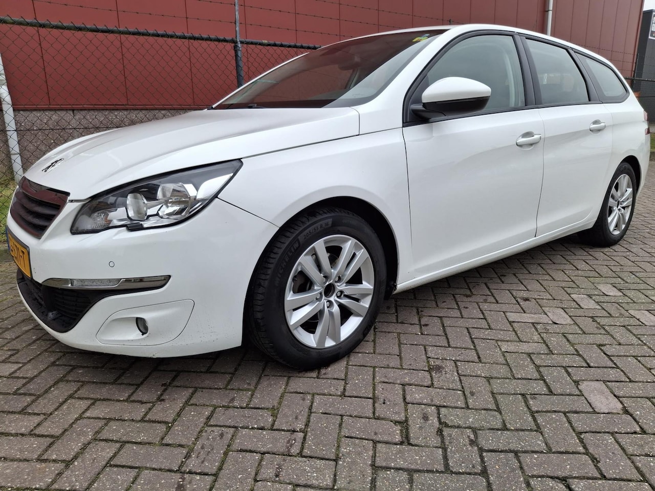 Peugeot 308 SW - 1.2 PureTech Blue Lease Executive export handel - AutoWereld.nl