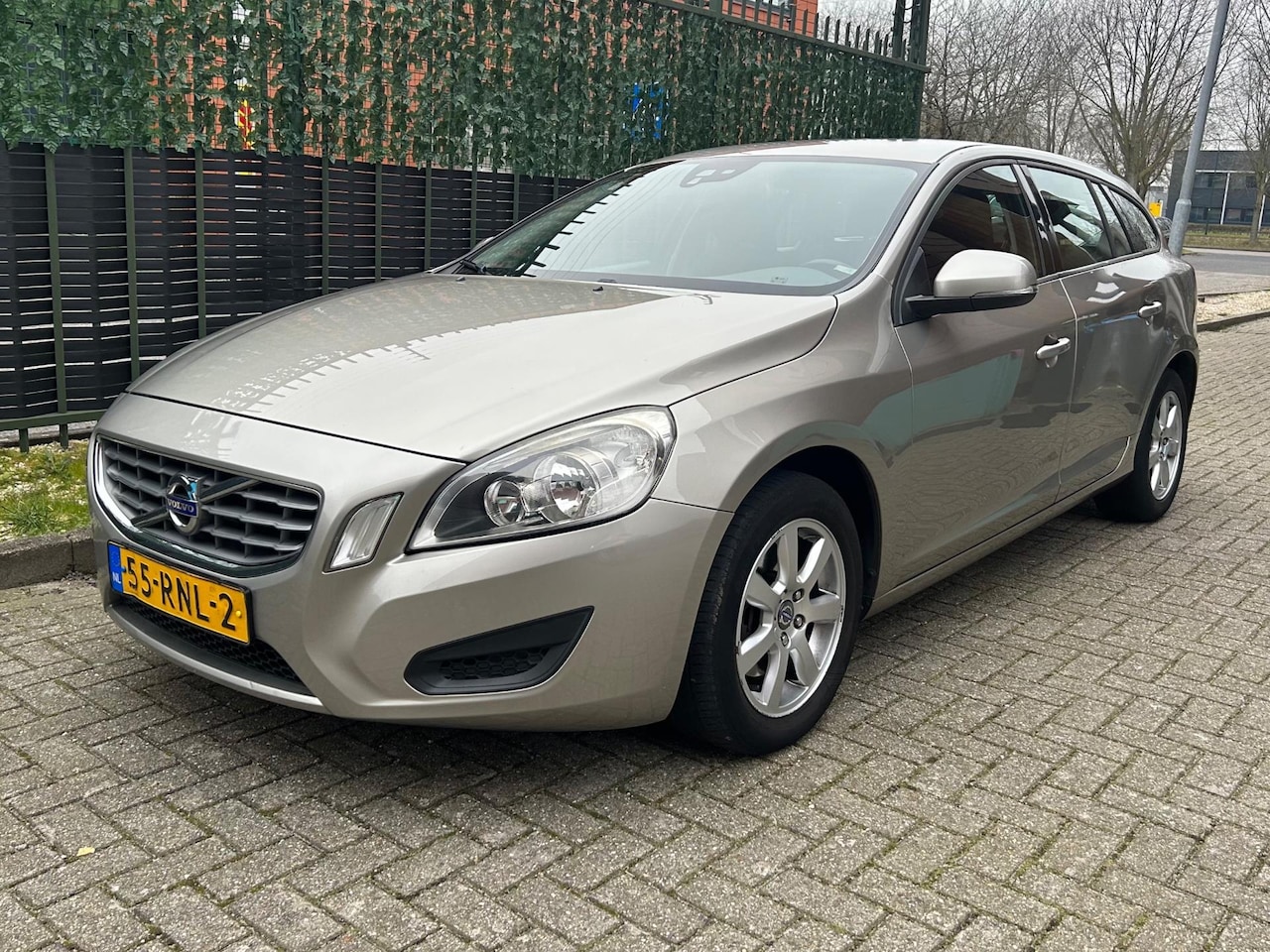 Volvo V60 - 1.6 T4 Kinetic Grijs AUT TREKHAAK NAP|AIRCO|APK 26 - AutoWereld.nl