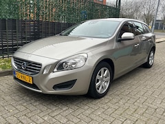 Volvo V60 - 1.6 T4 Kinetic Grijs AUT TREKHAAK NAP|AIRCO|APK 26