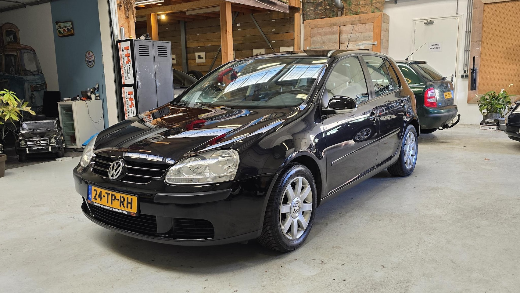 Volkswagen Golf - 1.6 FSI Comfortline 5drs Climate controle, LMV 16", Cruisecontrole, Bluetooth - AutoWereld.nl