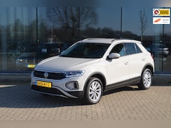 Volkswagen T-Roc - 1.5 TSI Life | Trekhaak | Navigatie | Automaat | Apple carplay