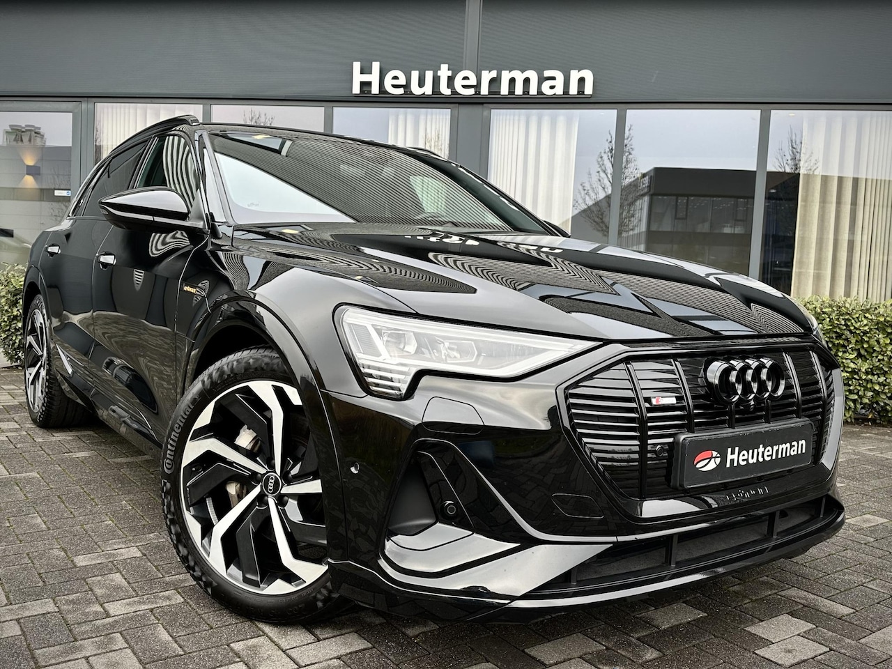 Audi e-tron - 55 Quattro S Edition Black/ RS stoelen/ Trekhaak - AutoWereld.nl