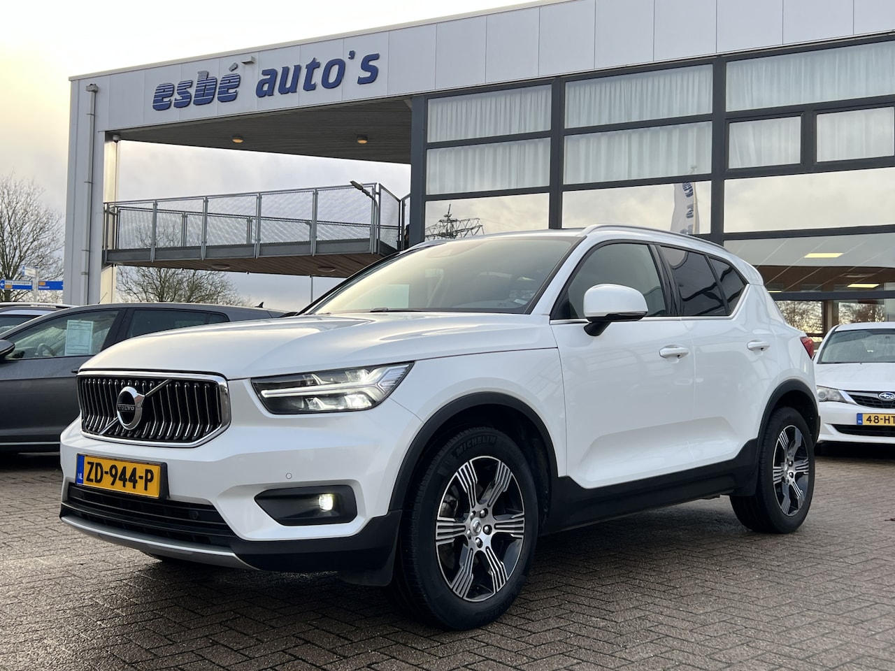 Volvo XC40 - 2.0 T4 190 pk Automaat Inscription Trekhaak Panoramadak Vol Leder DAB Stoelverwarming Came - AutoWereld.nl