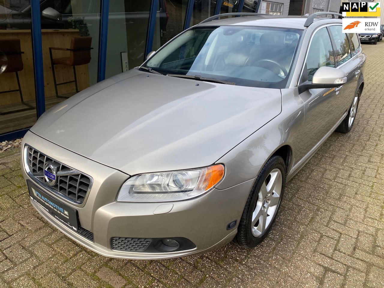 Volvo V70 - 2.5FT Momentum Automaat 230PK H.LEER / XENON / TREKHAAK - AutoWereld.nl