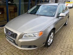 Volvo V70 - 2.5FT Momentum Automaat 230PK H.LEER / XENON / TREKHAAK