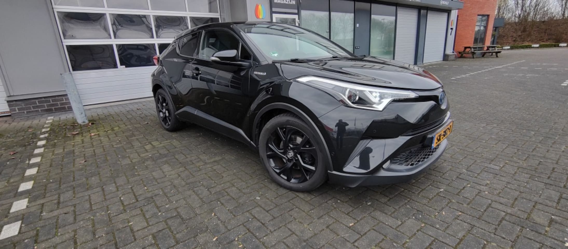 Toyota C-HR - 1.8 Hybrid Executive Black Edition; Leer;Camera;JBL;Nav, Bsm; RC - AutoWereld.nl