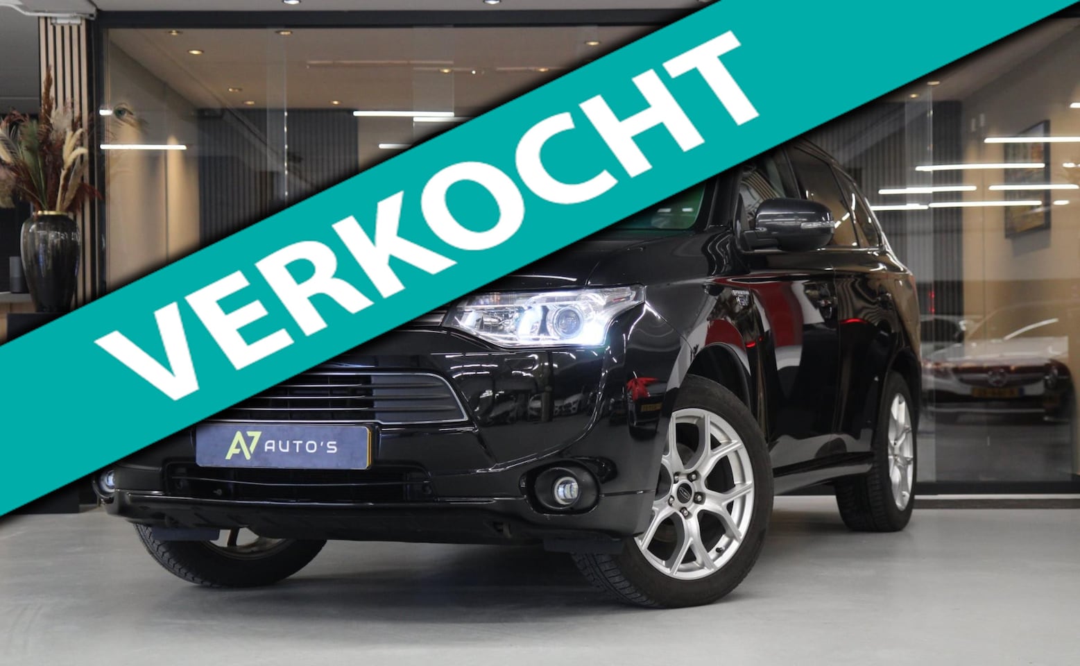 Mitsubishi Outlander - 2.0 PHEV Instyle/PANO/STOELVER/AIRCO/NAVI - AutoWereld.nl