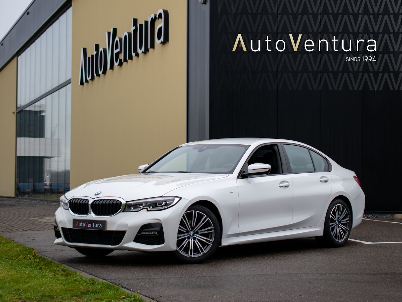 BMW 3-serie - 318i High Executive Edition | Trekhaak | Leder | Stoelverwarming | LED - AutoWereld.nl