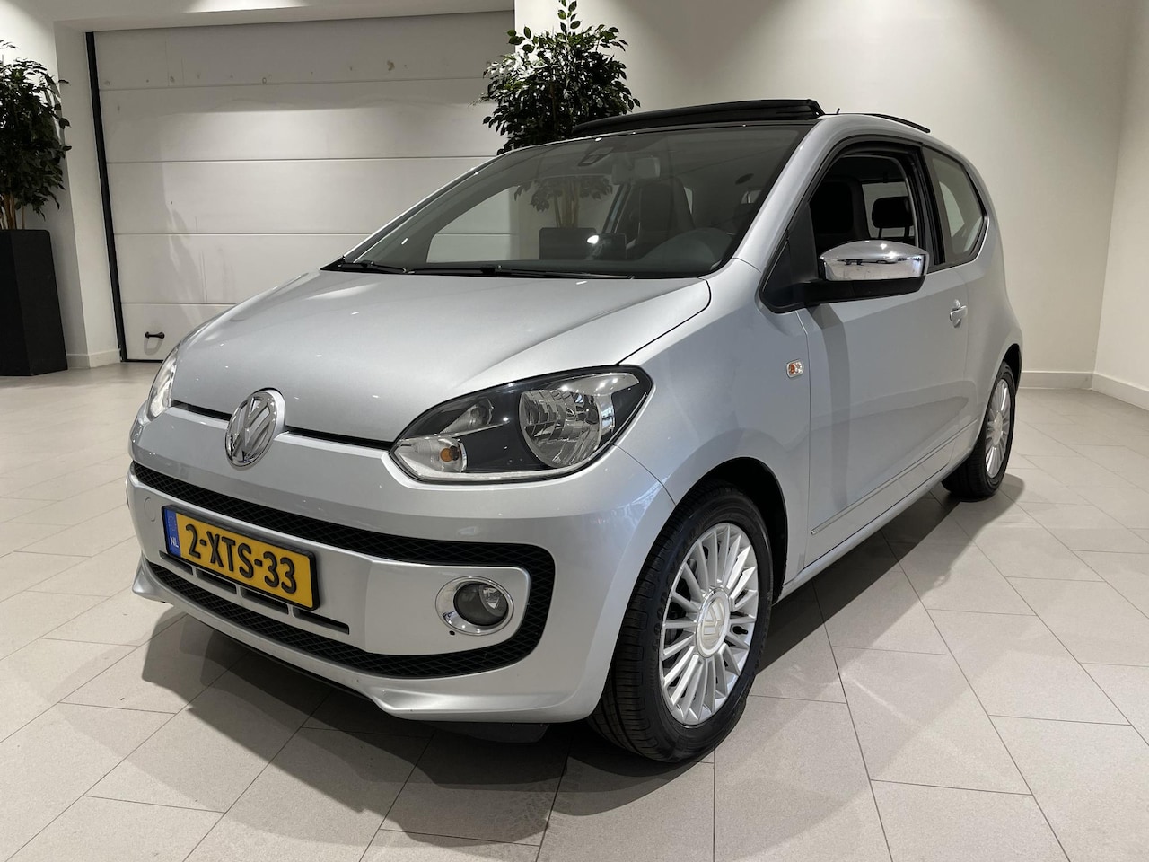 Volkswagen Up! - 1.0 high up! BlueMotion 75 PK | Panoramadak | Parkeersensoren Achter | Cruise Control | Li - AutoWereld.nl