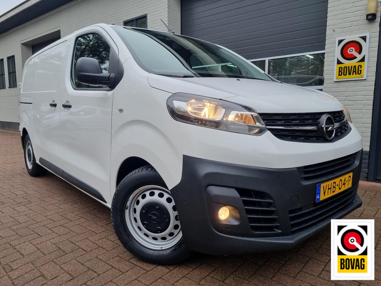 Opel Vivaro - 2.0 CDTI L2H1 Edition Automaat NAVI / CAMERA / CRUISE / TREKHAAK - AutoWereld.nl