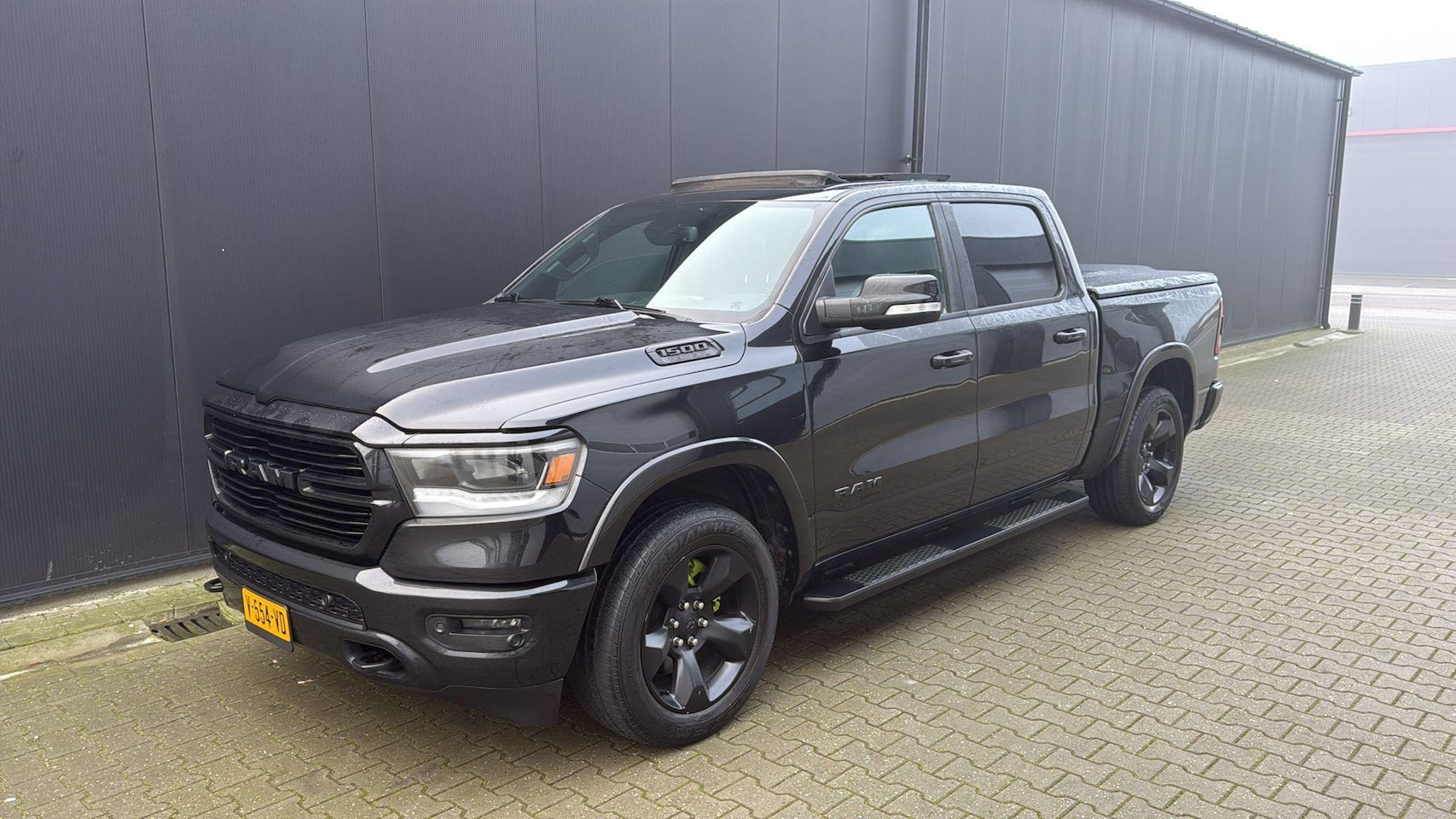 Dodge Ram 1500 - 5.7 V8 4x4 Crew Cab Pano Bedcover Leer 4WD - AutoWereld.nl