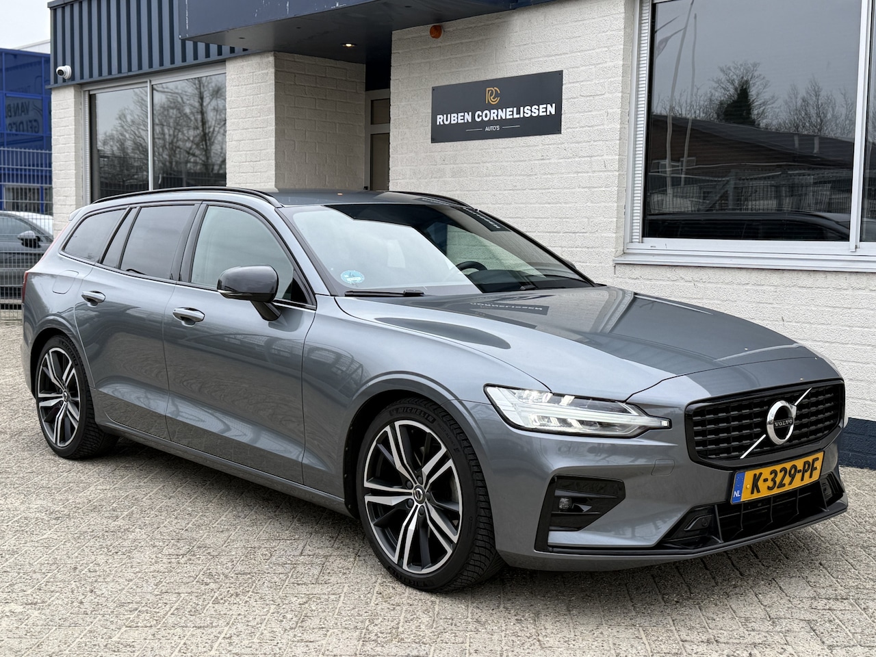 Volvo V60 - 2.0 B3 R-Design | Keyless | Memory | Trekhaak | Sportonderstel | Mild-Hybrid - AutoWereld.nl