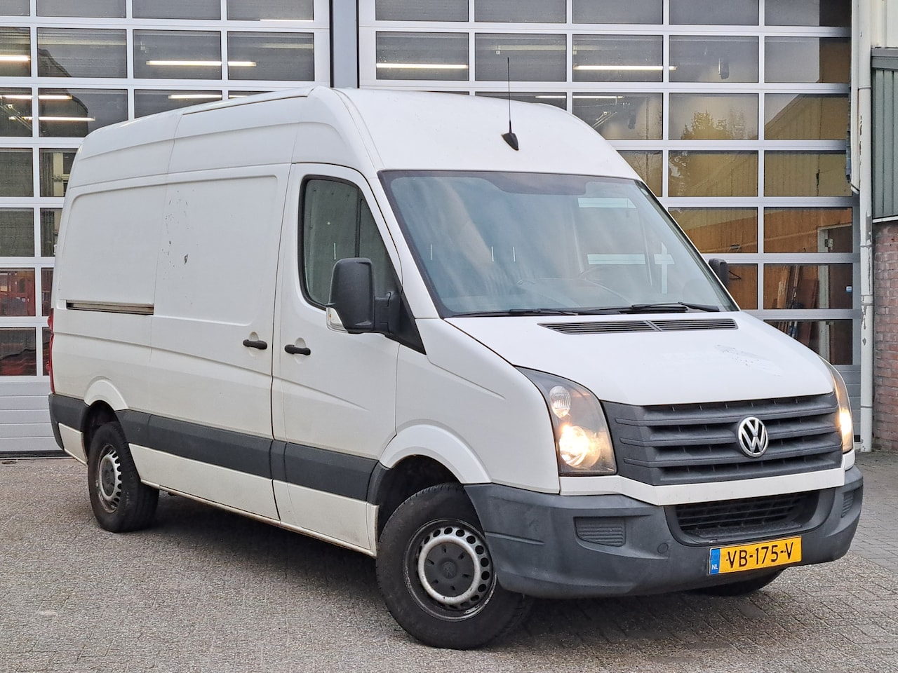 Volkswagen Crafter - 35 2.0 TDI 136Pk L2H2 | CRUISE | AIRCO | TREKHAAK - AutoWereld.nl