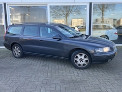 Volvo V70 - 2.4 T Comfort Line APK 10-25 / Trekhaak / Airco / Cruise