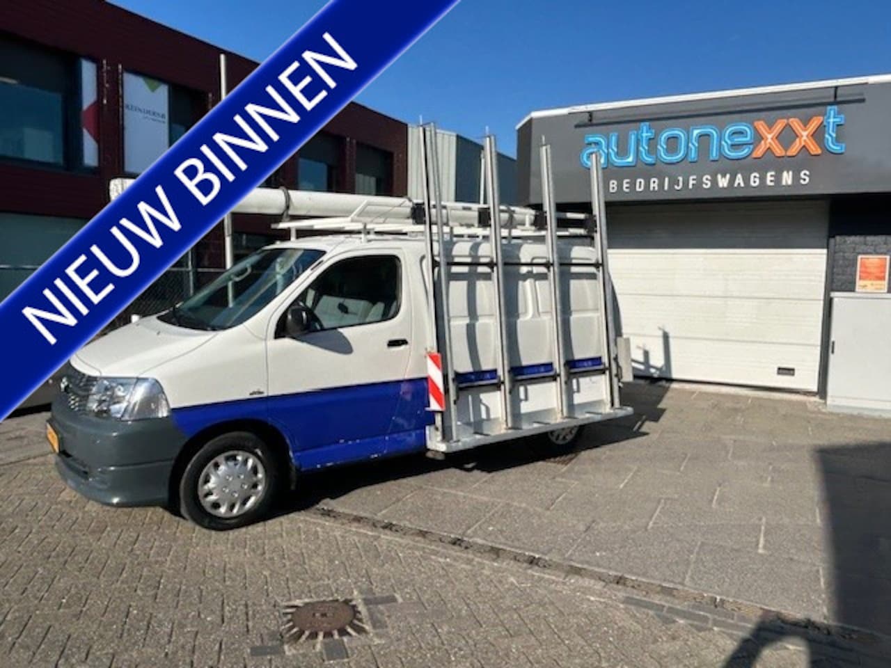 Toyota HiAce - 2.5 D-4D KWB GLASRESTEEL I TREKHAAK I 3-ZITS I LAGE KILOMETERS - AutoWereld.nl