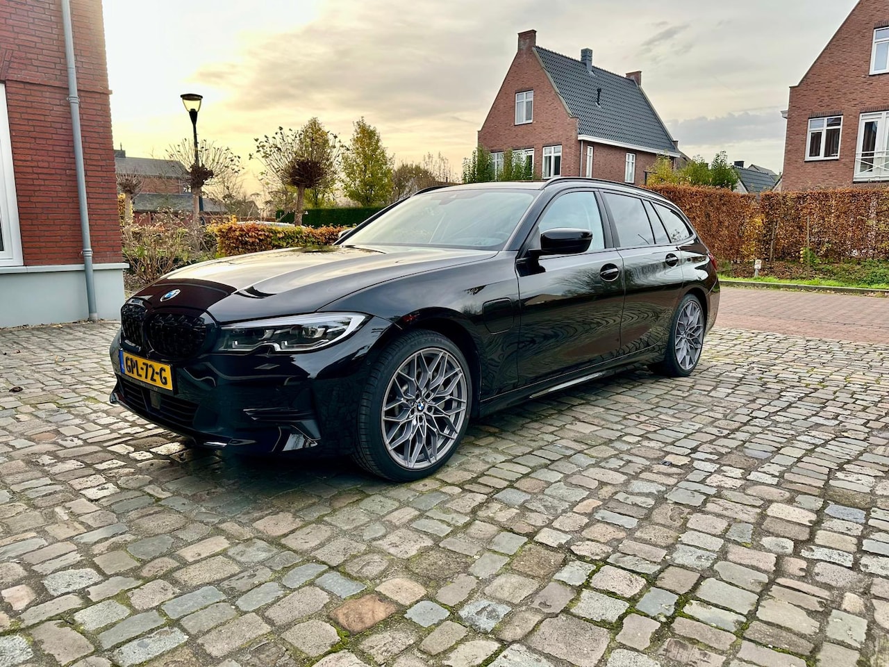 BMW 3-serie Touring - 330e Business Edition Plus 2021 met 55.000 km - AutoWereld.nl