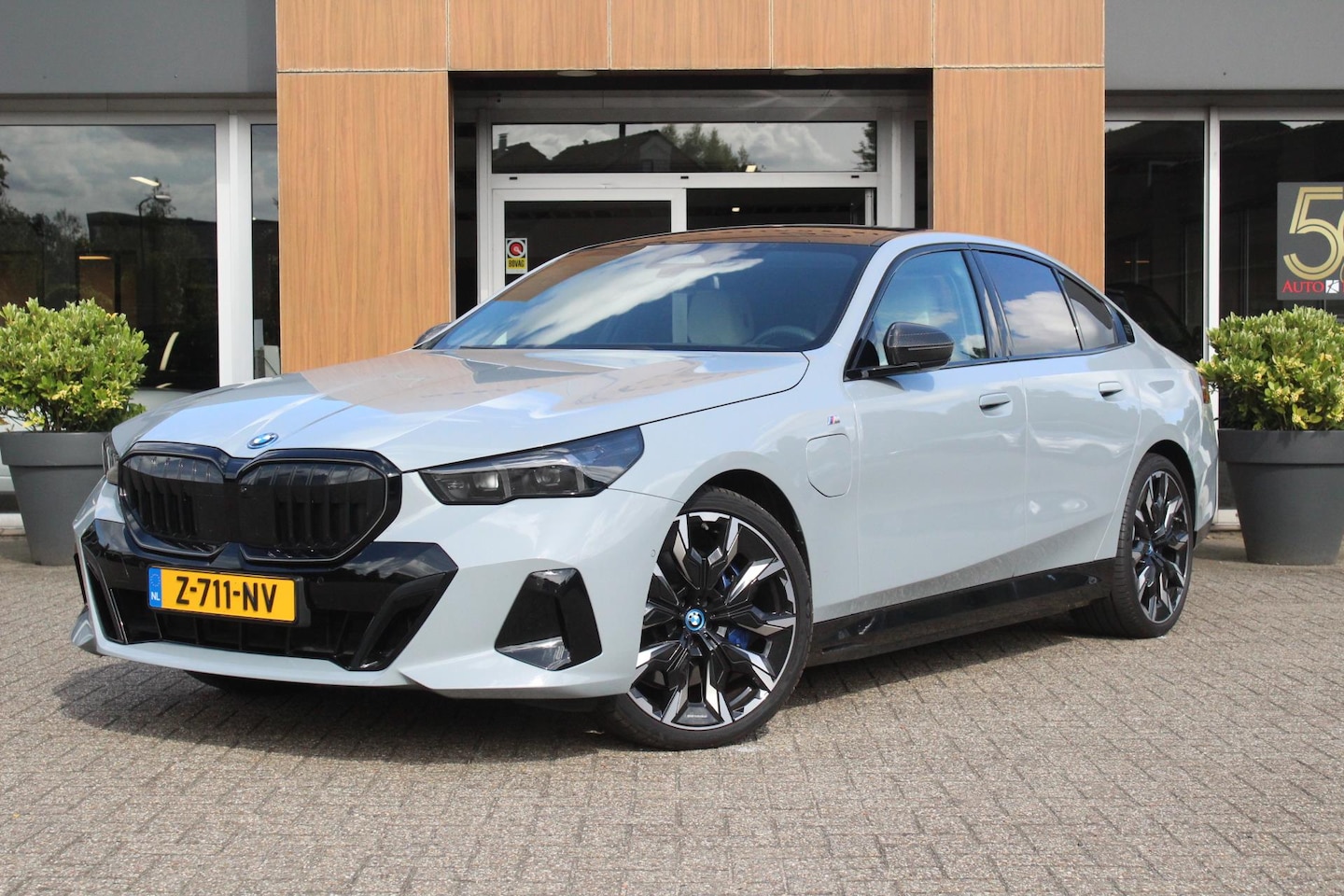 BMW 5-serie - 550e XDrive M-Sport Pano-B&W-Virtueel-M5 Uitlaat Systeem - AutoWereld.nl