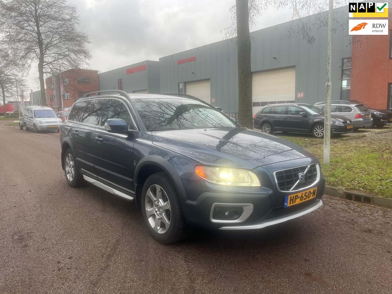 Volvo XC70 - 2.4 D5 Summum automaat NIUWE MOTOR 225000 KM - AutoWereld.nl