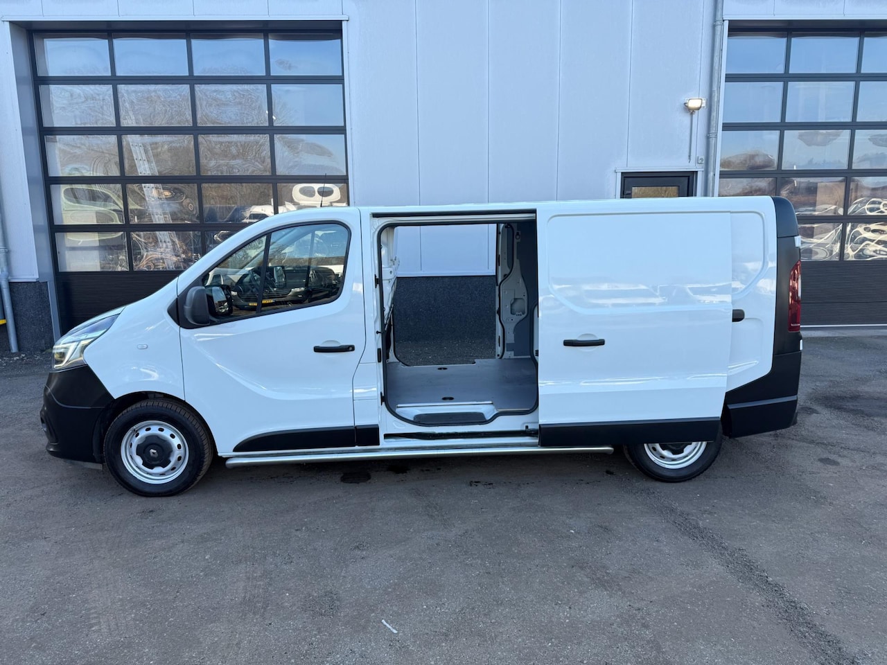 Renault Trafic - 2.0 dCi 120 T29 L2H1 2 Schuifdeuren / Cruise / Navi - AutoWereld.nl