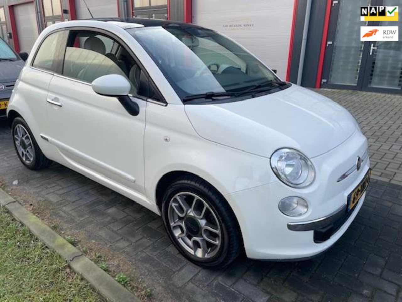 Fiat 500 - 1.2 Lounge Nw. APK / Airco / Pano Dak / Nap / Zeer mooie auto - AutoWereld.nl