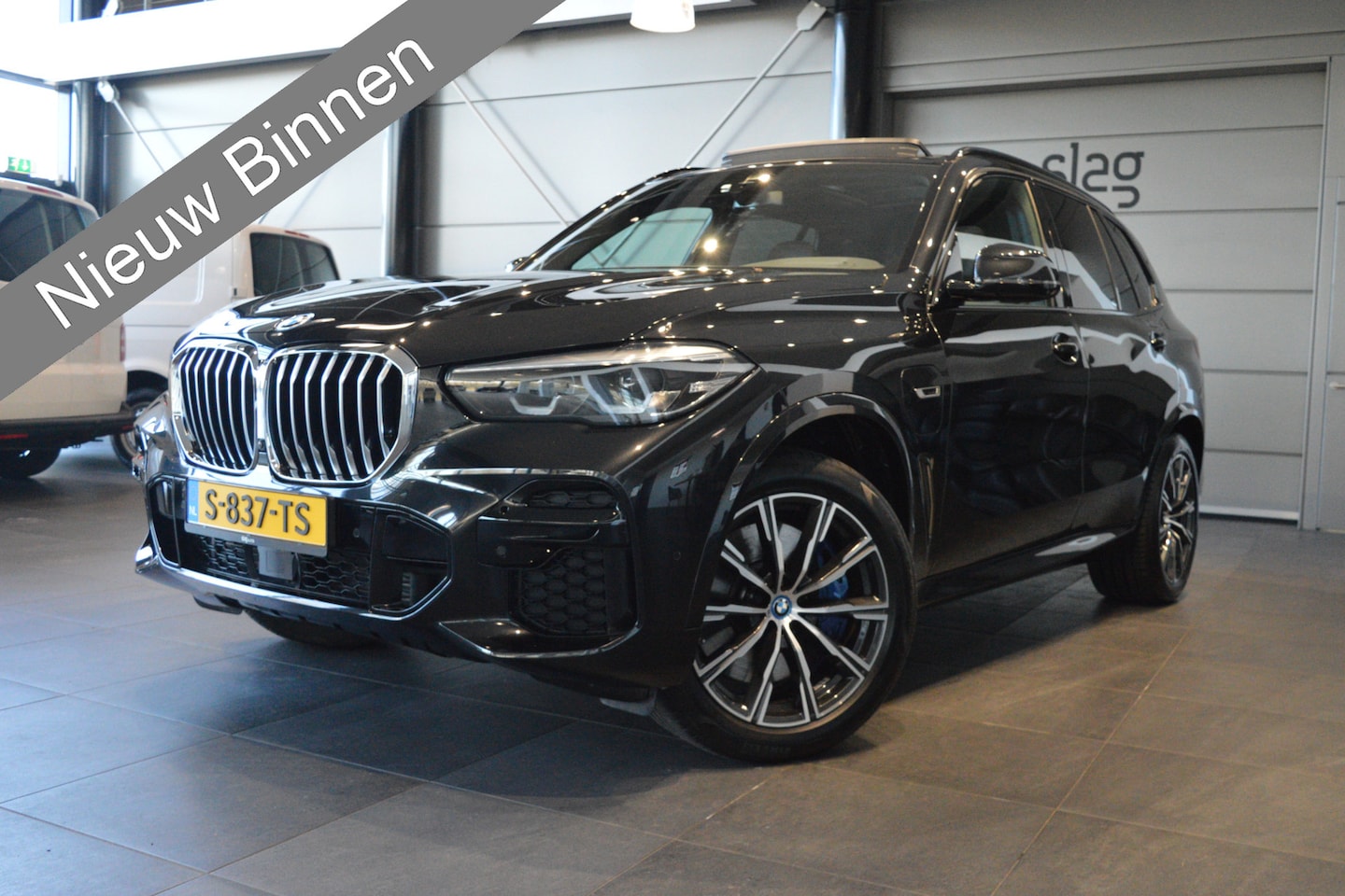 BMW X5 - xDrive45e M-PAKKET navi leer camera pano trekhaak 20 inch !! - AutoWereld.nl