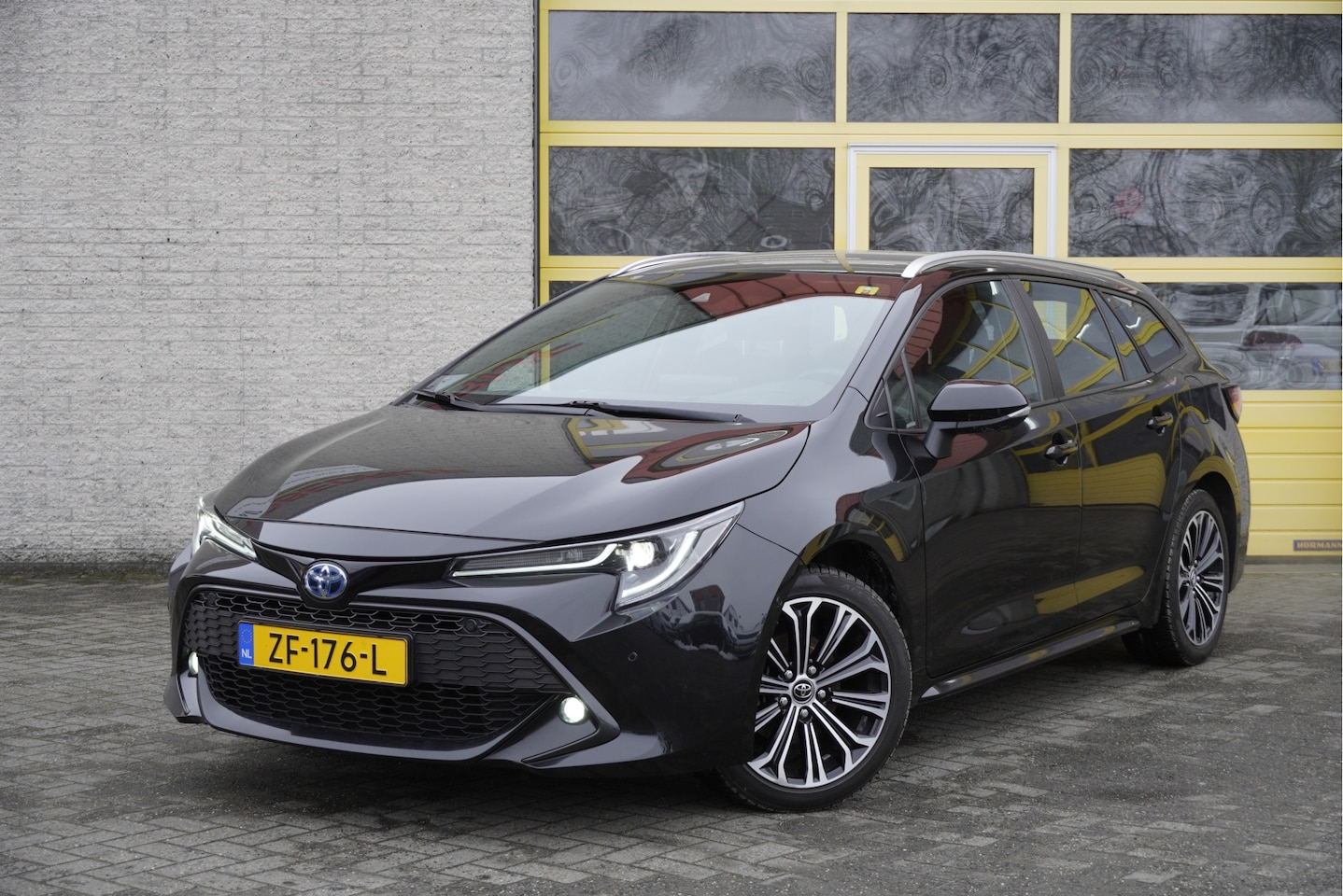 Toyota Corolla Touring Sports - 1.8 Hybrid Automaat! Business Intro BJ2019 Lmv 17" | Led V+A | Pdc | Navi | Keyless entry - AutoWereld.nl