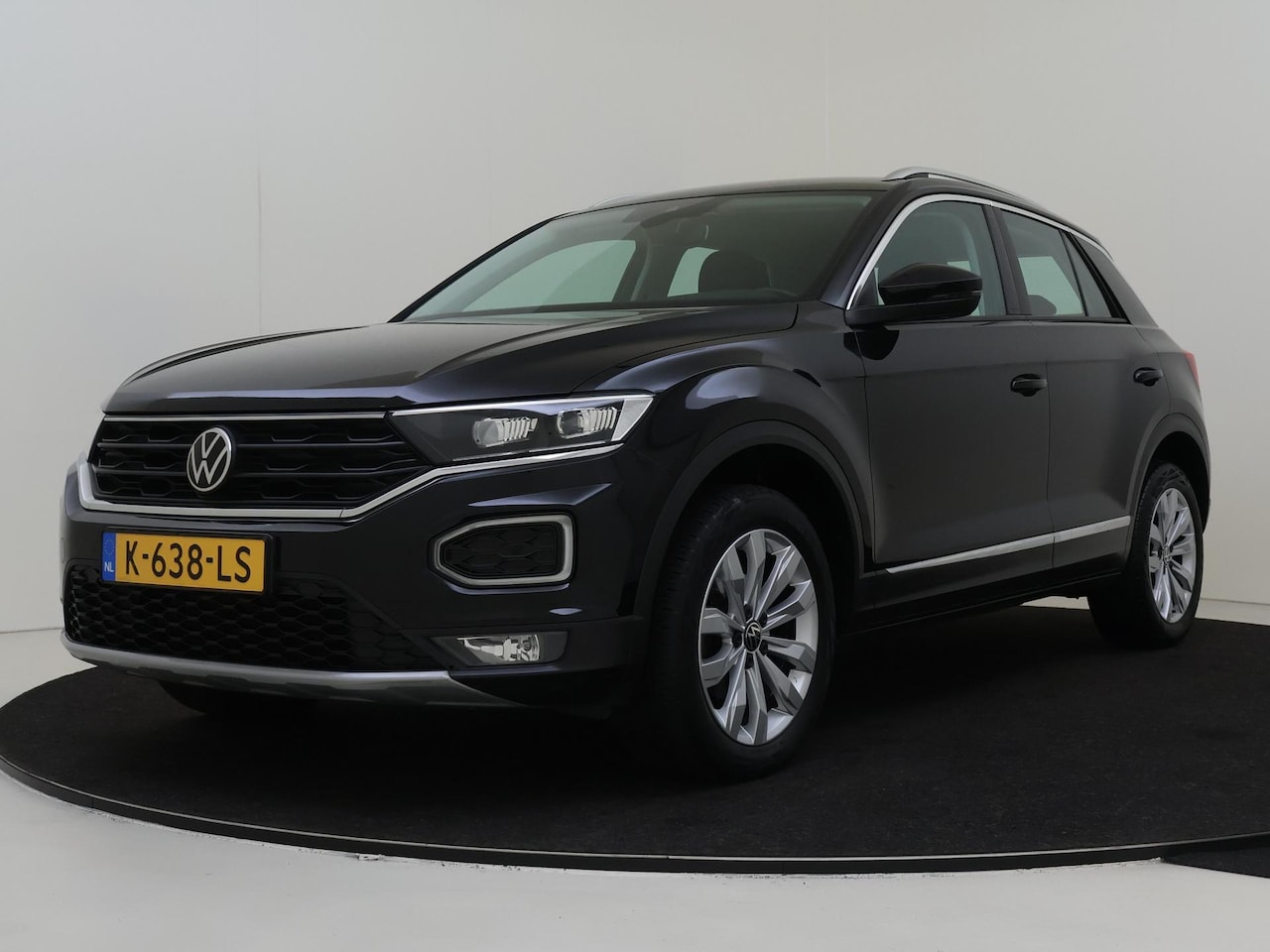 Volkswagen T-Roc - 1.5 TSI Sport | Achteruitrijcamera | Navigatie | LED verlichting | Digital cockpit Pro | E - AutoWereld.nl