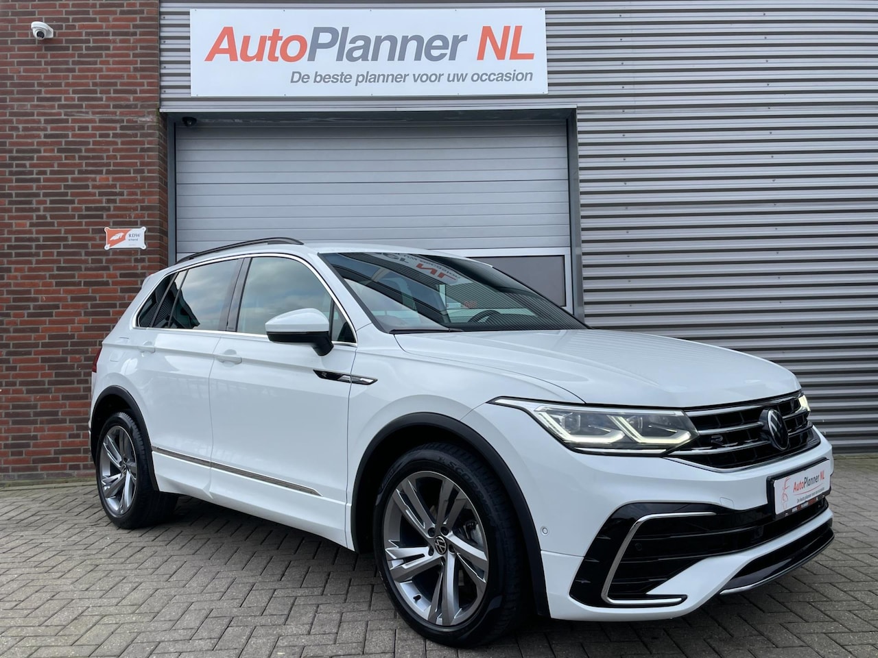 Volkswagen Tiguan - 1.5 TSI R-line! Navi! Virtual! 1e Eigenaar! - AutoWereld.nl