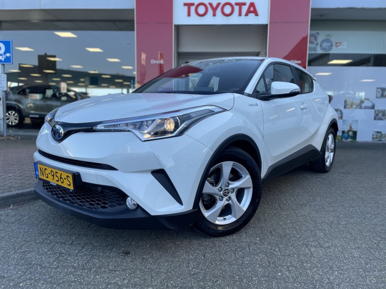 Toyota C-HR - 1.8 Hybrid Dynamic | Trekhaak | Keyless entry + start | DAB - AutoWereld.nl