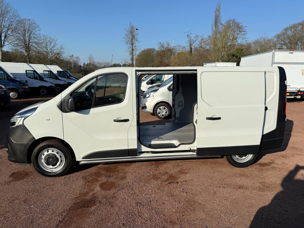 Renault Trafic - 2.0 dCi 120 T29 L2H1 2 Schuifdeuren / Cruise / Navi - AutoWereld.nl