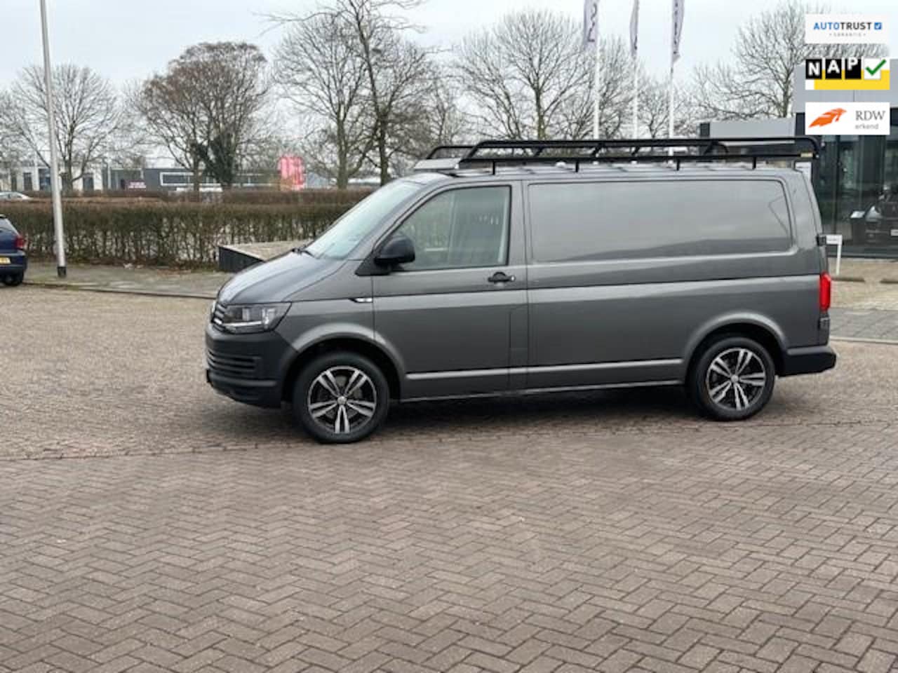 Volkswagen Transporter - 2.0 TDI L1H2 Highline Automaat,bj.2017 ! kleur:grijs ! climate control,trekhaak,APK 12/202 - AutoWereld.nl