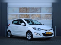 Hyundai i20 - 1.2i i-Deal 5-Deurs Airco/Cruise/Navi/Bluetooth/LED/RadioCD.AUX.USB/Elek.Ramen/C.V./15"LM/