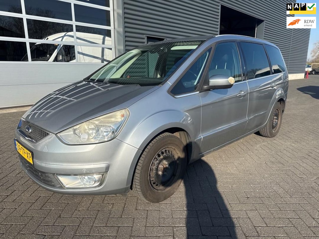 Ford Galaxy - 2.0-16V Ghia 7 persoons, airco, trekhaak - AutoWereld.nl