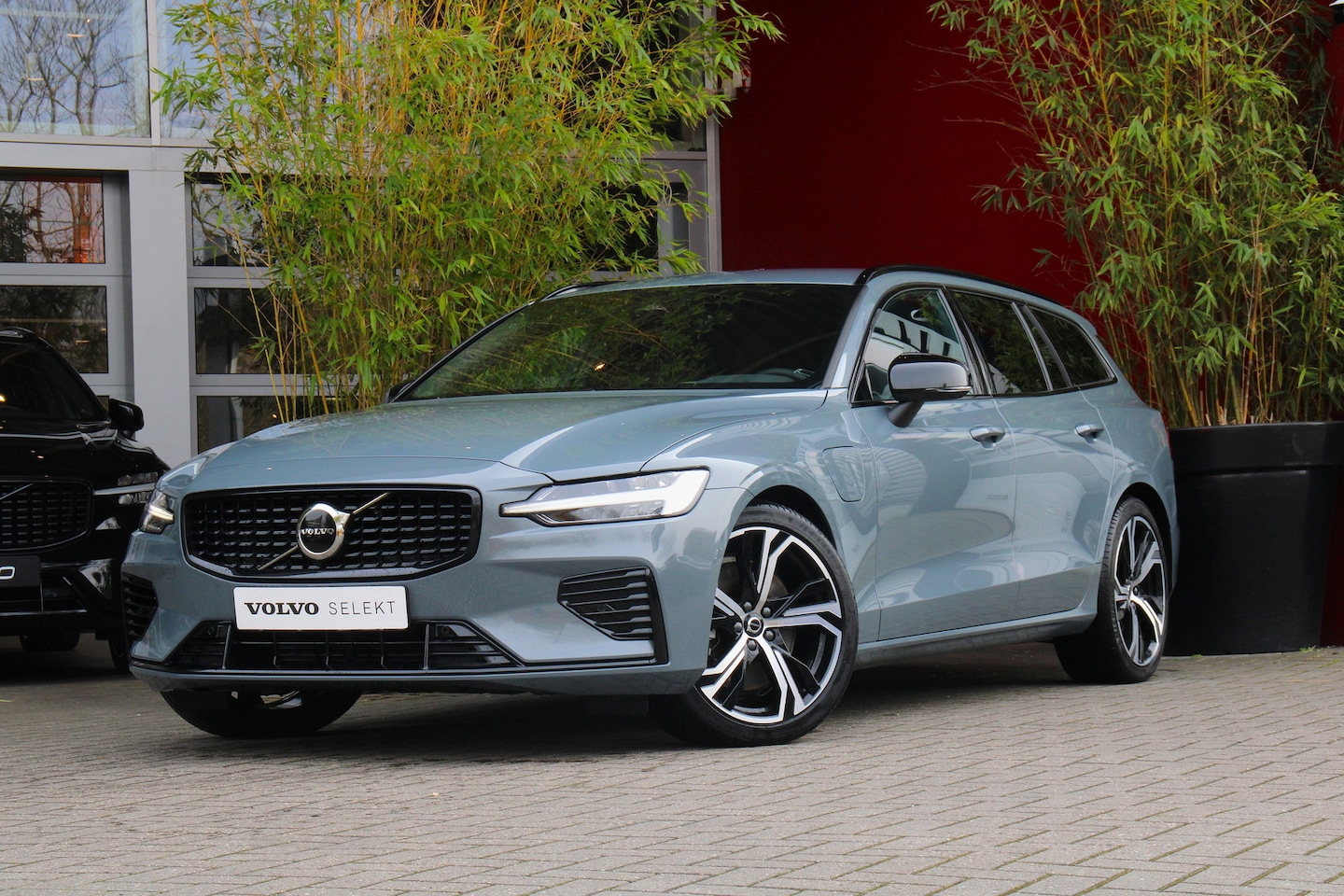 Volvo V60 - 2.0 T6 Plug-in hybrid AWD Plus Dark | Stuur/stoelverwarming | Adaptieve Cruise met Stuurhu - AutoWereld.nl