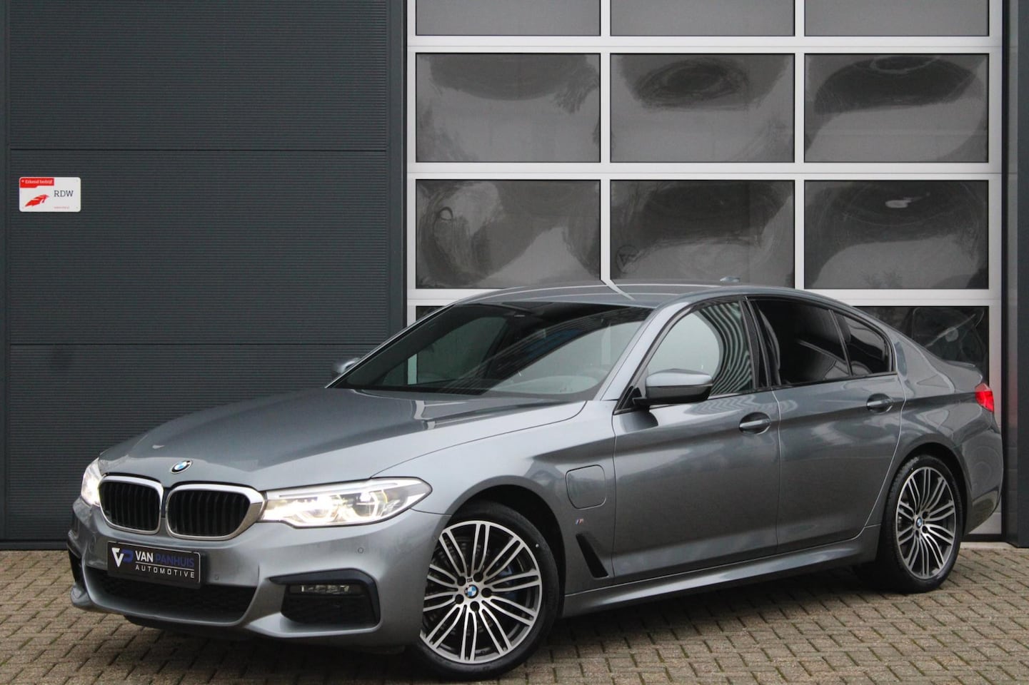 BMW 5-serie - 530e High Executive M-Sport | HK | Memory | HUD | Soft Close - AutoWereld.nl