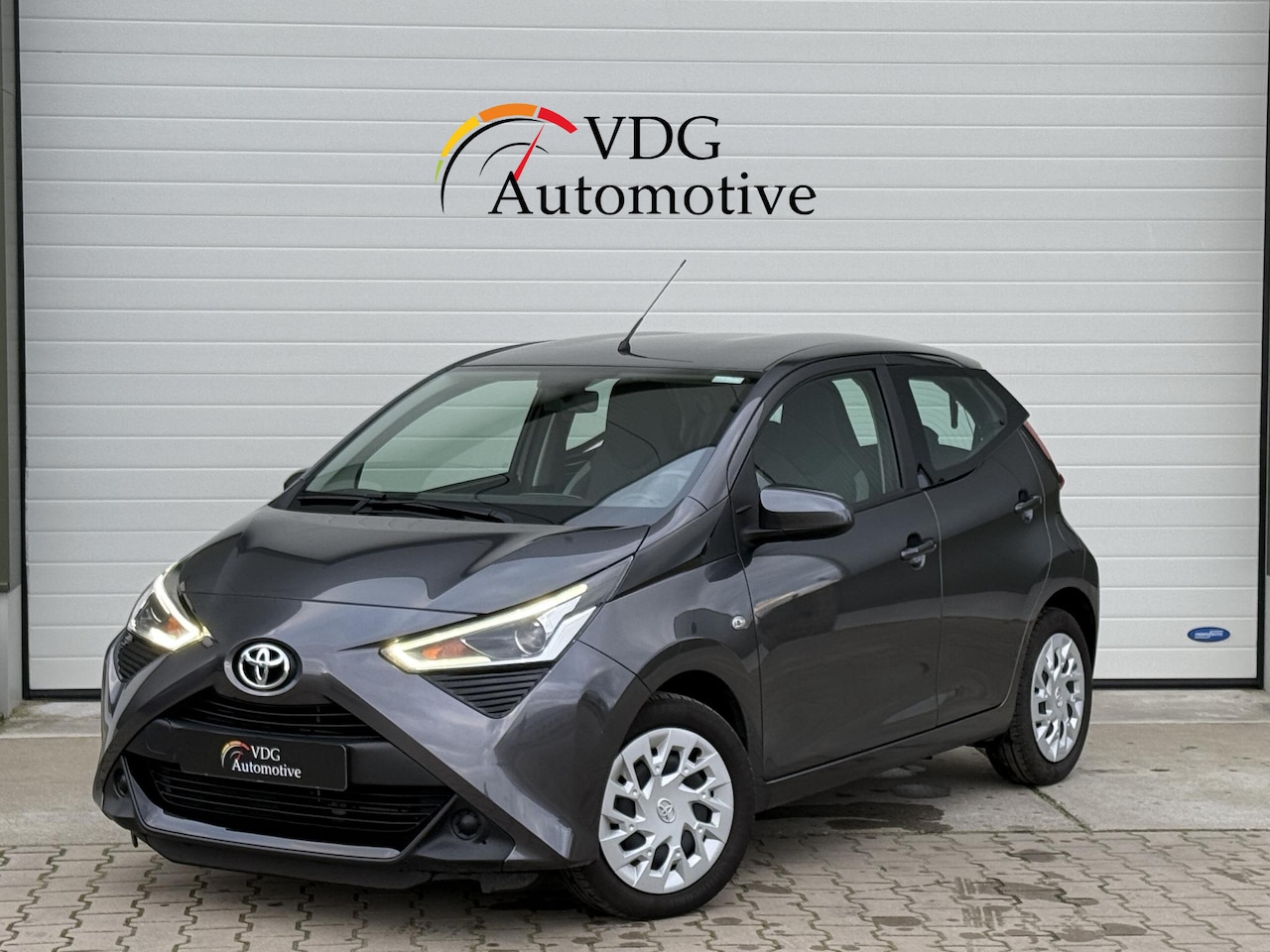 Toyota Aygo - 1.0 VVT-i x-play Automaat /Airco / Navigatie CarPlay / Camera / DAB Radio - AutoWereld.nl