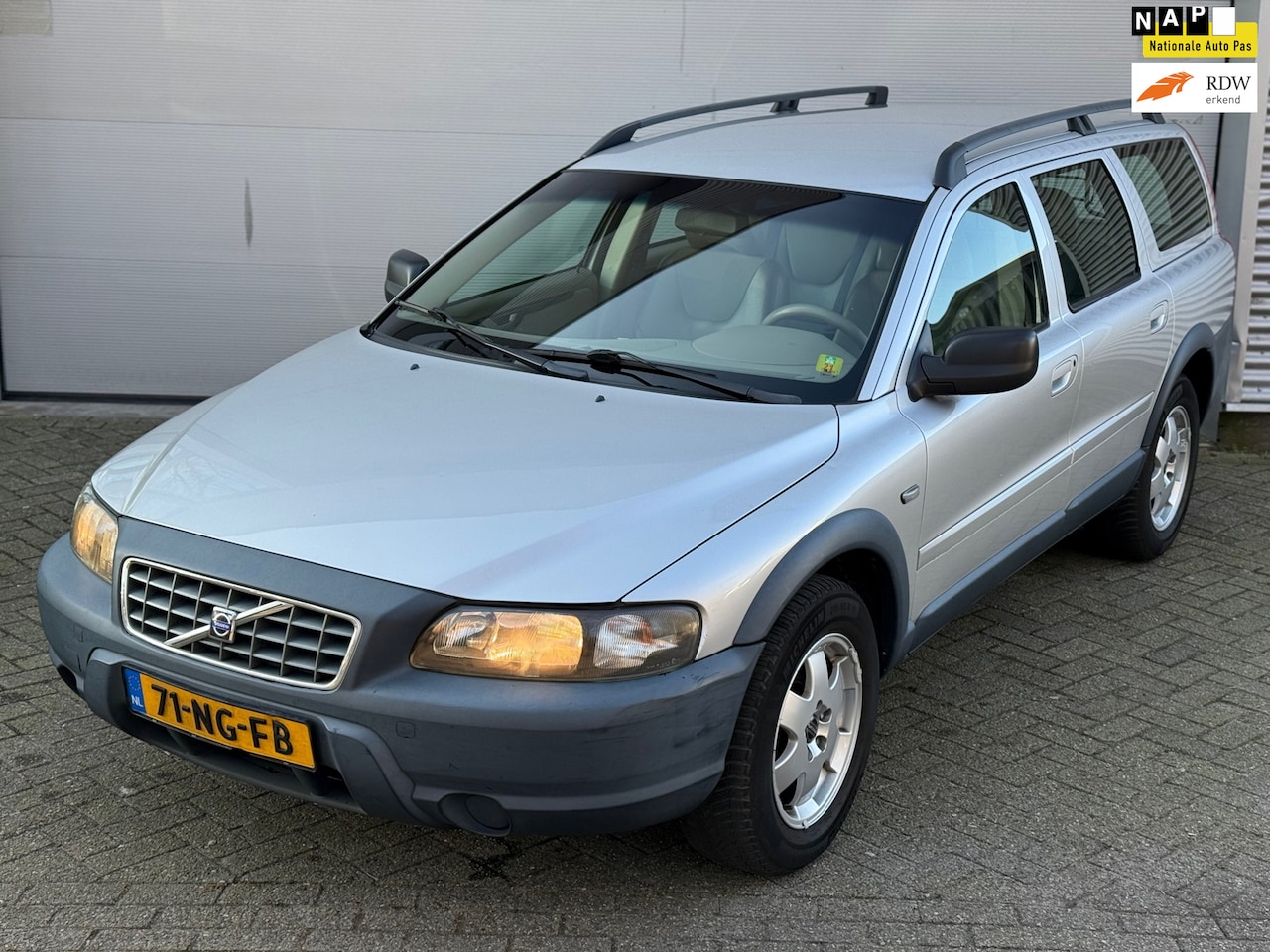 Volvo XC70 - 2.5 T l Koppeling aan vervanging toe l rijdt voor de rest goed l - AutoWereld.nl