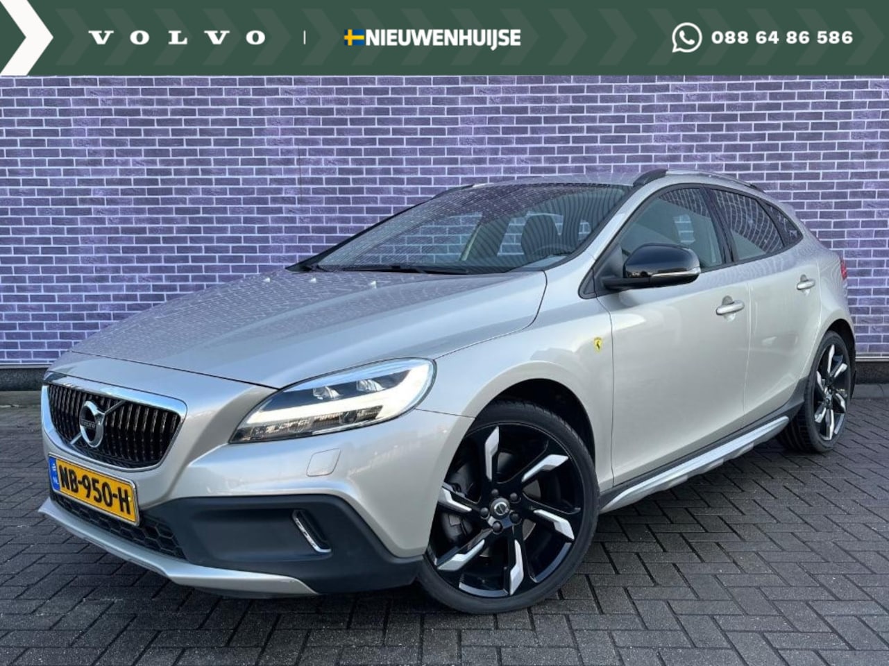 Volvo V40 Cross Country - T3 Momentum | Parkeerverwarming met timer | Stoelverwarming | Trekhaak | LED koplampen | 1 - AutoWereld.nl