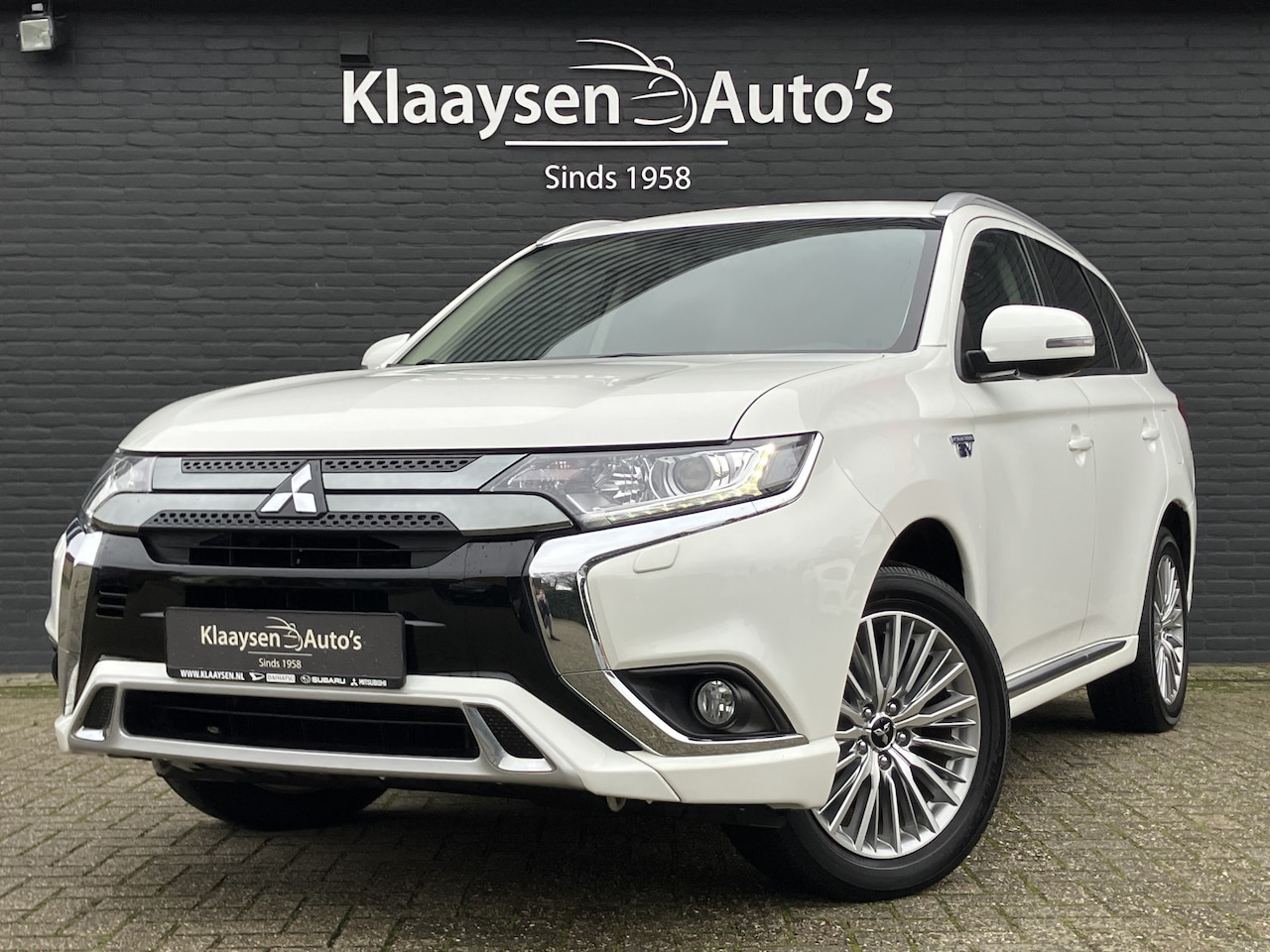 Mitsubishi Outlander - 2.4 PHEV 225 pk Intense+ 4WD AUT. | dealer onderhouden | navigatie | trekhaak | leder/alca - AutoWereld.nl