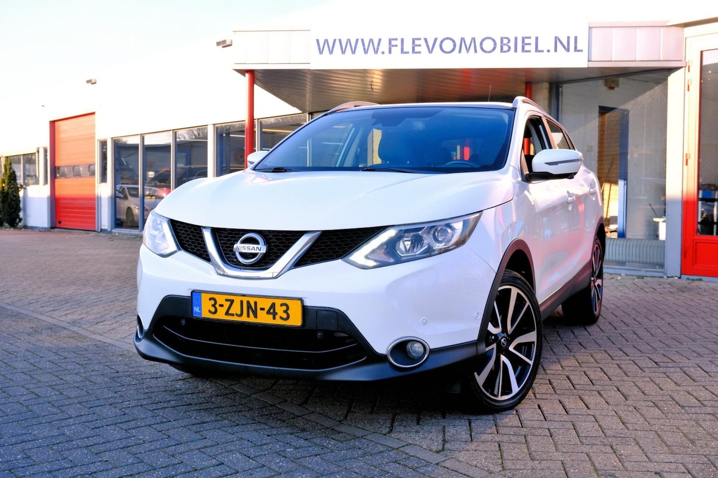 Nissan Qashqai - 1.5 dCi Tekna Pano|Leder|1e Eig|Navi|Cam|LMV - AutoWereld.nl