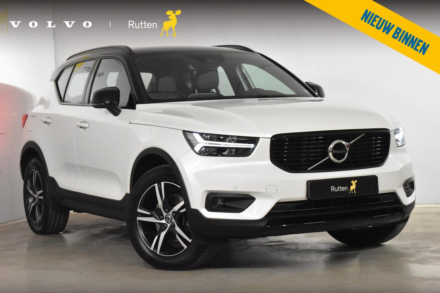 Volvo XC40 - T4 190PK Automaat R-Design / Verwarmbare stoelen / Donker getint glas / Park assist voor e - AutoWereld.nl