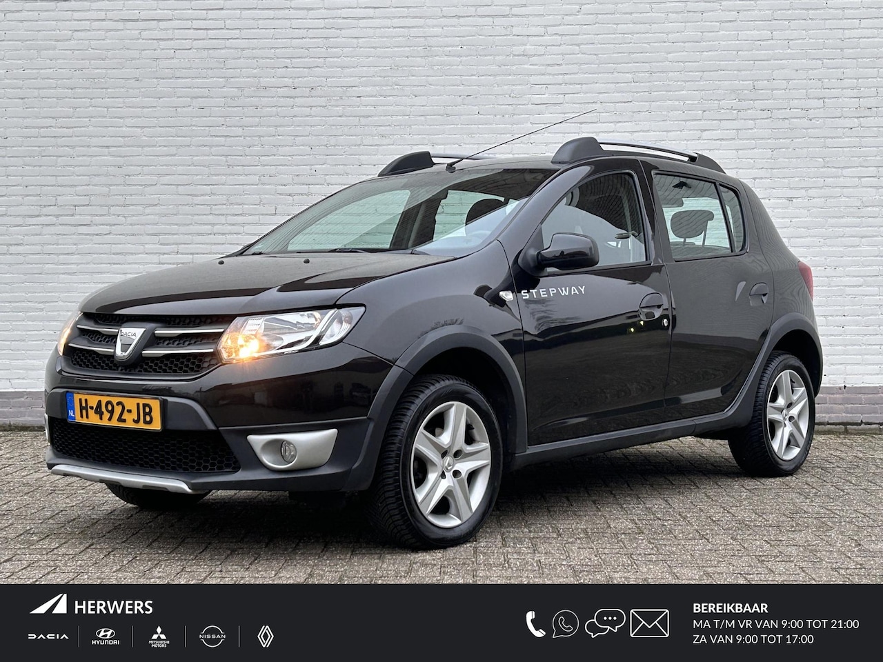 Dacia Sandero Stepway - 0.9 TCe Lauréate / Cruise Control /  Airco / Navigatie / Bluetooth / Parkeer sensoren / El - AutoWereld.nl