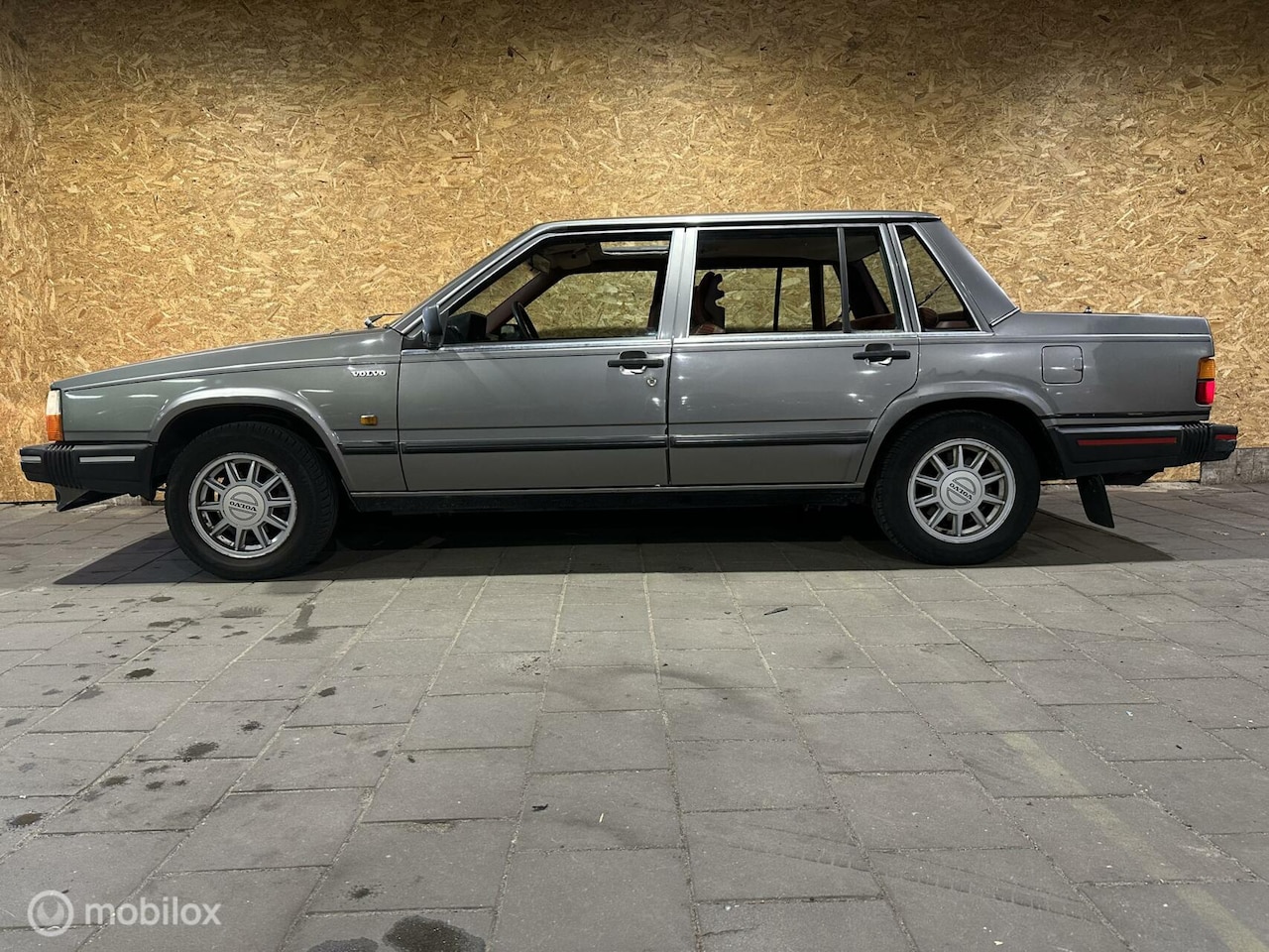 Volvo 740 - 2.3 GLE Aut. sedan - apk 2-2027 - rood interieur - AutoWereld.nl