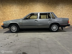 Volvo 740 - 2.3 GLE Aut. sedan - apk 2-2027 - rood interieur