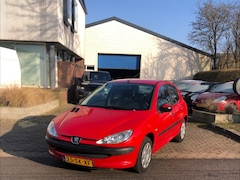 Peugeot 206 - 1.4 One-line Prima rijdende 206 met een Apk keuring t/m 31-10-2025 WIJ ZIJN VERHUIST NIEUW